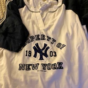 ⚾️ Official Women’s NY Yankees Tee - Large
